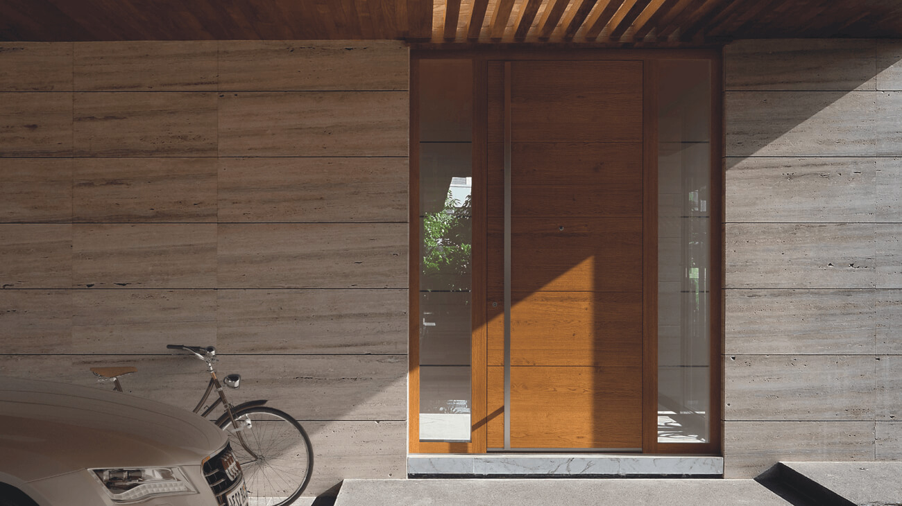 Klassische Haustür aus Holz